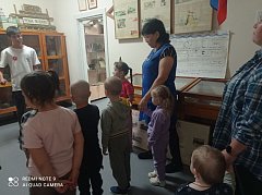 Малыши впервые побывали в музейной комнате