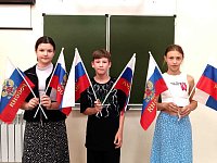 Ребята, посещающие летний оздоровительный лагерь в с.Сулак, участвуют в акции "Флаги России".