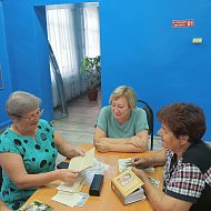Старый семейный альбом помог  вспомнить о лучших моментах жизни