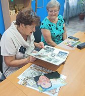 Старый семейный альбом помог  вспомнить о лучших моментах жизни