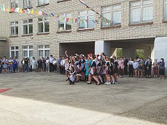 Звенит последний школьный звонок