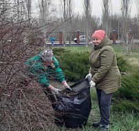 В преддверии Пасхи жители п.Горный убрались на территории у храма