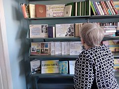 Работники центральной библиотеки п.Горный продолжают знакомить  читателей с юбилярами месяца