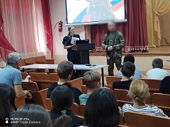 Участник СВО встретился с учащимися школы п.Горный и рассказал о своей службе