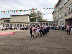 Звенит последний школьный звонок