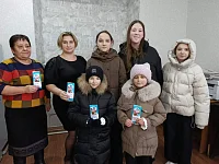 Юные волонтеры группы «За наших» поздравили женщин с Днем матери