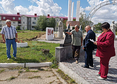 В рамках федерального проекта «Формирование комфортной городской среды» национального проекта «Жилье и городская среда» идет благоустройство тротуарной зоны центральной площади р.п. Горный 