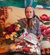 Золотой юбилей мудрости: в Римско-Корсаковке поздравили 90-летнюю именинницу
