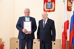 Лучшие работники местного самоуправления награждены грамотами