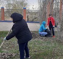 В преддверии Пасхи жители п.Горный убрались на территории у храма