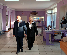 Глава Краснопартизанского района в числе первых посетил избирательный участок и отдал свой голос