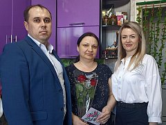 Поздравили мам и супругу военнослужащих, погибших в ходе специальной военной операции на Украине.