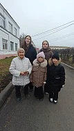 Юные волонтеры группы «За наших» поздравили женщин с Днем матери