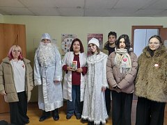 Учащиеся школы села Милорадовка поздравили заведующую ФАП с новым годом
