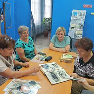 Старый семейный альбом помог  вспомнить о лучших моментах жизни