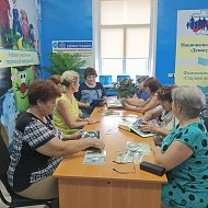 Старый семейный альбом помог  вспомнить о лучших моментах жизни