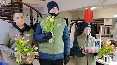 Саратовские активисты поздравили женщин-волонтёров и семьи героев с наступающим 8 Марта 