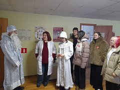 Учащиеся школы села Милорадовка поздравили заведующую ФАП с новым годом