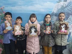 Ребята рисуют открытки солдатам