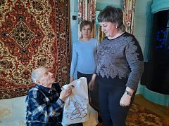 Ветеран Великой Отечественной войны В.Н.Садчиков принимает поздравления с наступающим Новым годом
