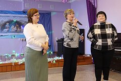 Союз женщин Краснопартизанского района передал настоятелю Храма отцу Александру деньги на строительство часовни
