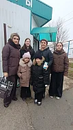 Юные волонтеры группы «За наших» поздравили женщин с Днем матери
