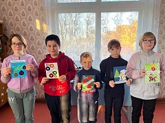 Ребята рисуют открытки солдатам