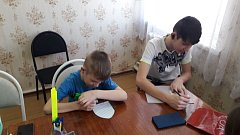 Дети пишут письма солдатам