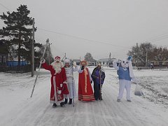 В с.Толстовка прошел парад Дедов Морозов