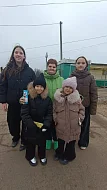 Юные волонтеры группы «За наших» поздравили женщин с Днем матери