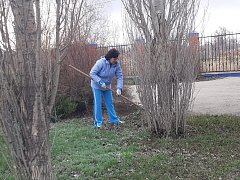 В преддверии Пасхи жители п.Горный убрались на территории у храма