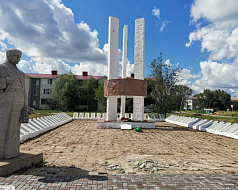 В рамках федерального проекта «Формирование комфортной городской среды» национального проекта «Жилье и городская среда» идет благоустройство тротуарной зоны центральной площади р.п. Горный 