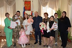 Участник СВО, придя в  отпуск, впервые увидел новорожденного сына и зарегистрировал свой брак с любимой