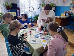 Ко Дню защитника Отечества ребята мастерят открытки