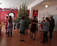 Социальные работники и коллектив Дома культуры села Большая Сакма провели совместное новогоднее мероприятие