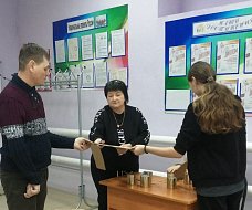 Юные жители Краснопартизанского района своими руками готовят окопные свечи для наших бойцов
