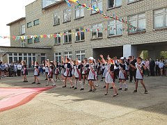 Звенит последний школьный звонок
