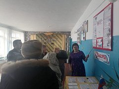 Библиотекарь Раздольненской сельской библиотеки провела беседу "Российское общество делает выбор"
