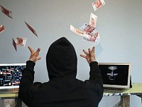 Мошенники обманули жительницу Энгельса при покупке автомобильных дисков