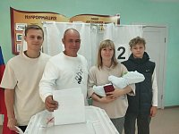 Краснопартизанцы приходят на участки голосования семьями