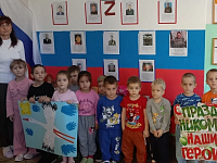 С воспитанниками  детского сада «Родничок» провели патриотическое занятие
