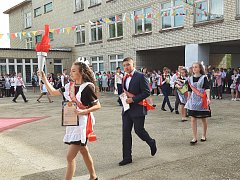 Звенит последний школьный звонок