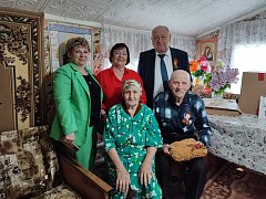 С поклоном и поздравлениями к ветеранам
