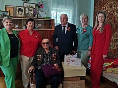 С поклоном и поздравлениями к ветеранам