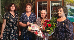 Золотой юбилей мудрости: в Римско-Корсаковке поздравили 90-летнюю именинницу