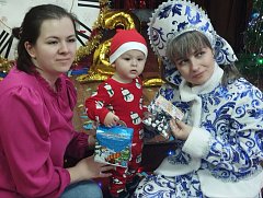 Новогодняя ёлка «Под снежным серебром» порадовала юных жителей села Беленка