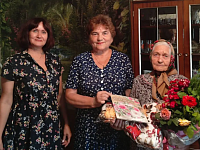 Золотой юбилей мудрости: в Римско-Корсаковке поздравили 90-летнюю именинницу