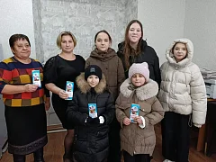Юные волонтеры группы «За наших» поздравили женщин с Днем матери