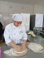 Студентка Краснопартизанского политехнического лицея показала путь к мастерству осетинских пирогов на чемпионате «Профессионалы»