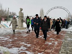 В преддверии Дня защитника Отечества краснопартизанцы возложили цветы к Обелиску воинам-землякам